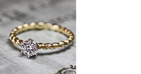 ゴールドのシュシュをモチーフにしたアンティークな婚約指輪コレクション＞