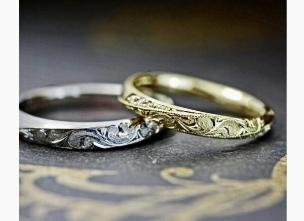 ハワイアン模様を細いリングにデザインしたゴールドの結婚指輪 
