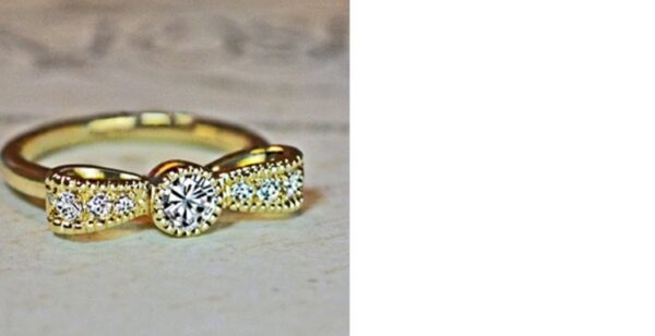 アンティークなプチリボンのゴールドエンゲージ・婚約指輪コレクション＞  