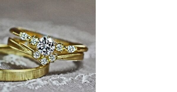 アンティークなオルゴールをモチーフにデザインされたゴールドの婚約指輪 ＞