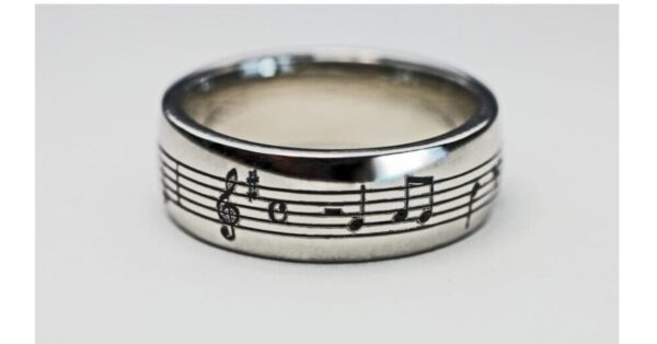  AKBの歌の楽譜をプラチナの結婚指輪にレーザー刻印したオーダーメイド作品