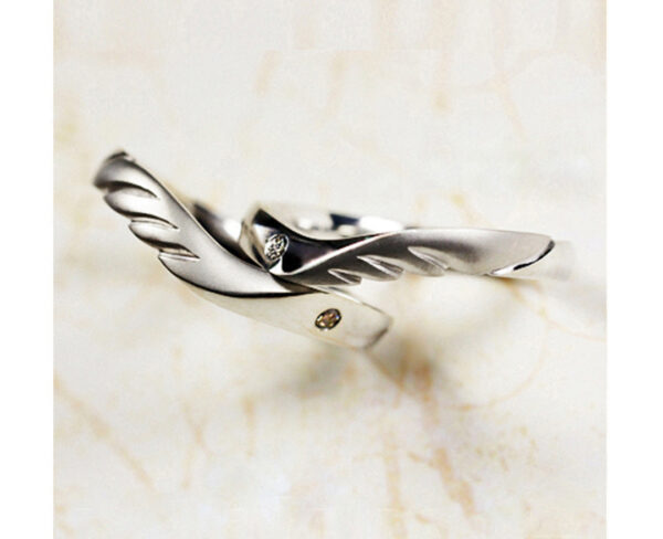 【天使の羽・ティンカーベル】をモチーフにした片翼のプラチナ結婚指輪 