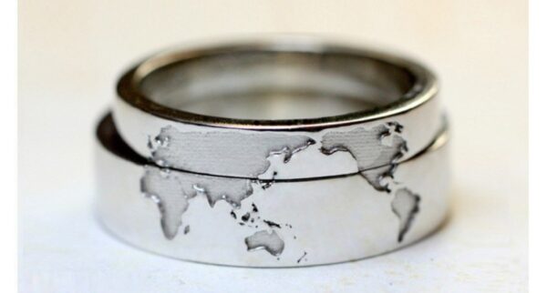 大陸だけを彫り柄にした世界地図の結婚指輪オーダー作品  詳細記事へ
