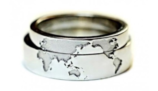 2本重ねて世界地図をつくるプラチナの結婚指輪オーダーメイド作品 