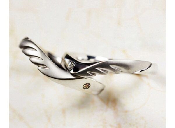 【天使の羽・ティンカーベル】をモチーフにした片翼のプラチナ結婚指輪