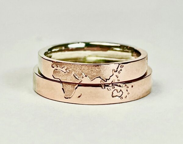 ピンクゴールドの世界地図を描いた結婚指輪