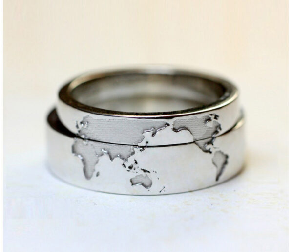 大陸だけを彫り柄にした世界地図の結婚指輪