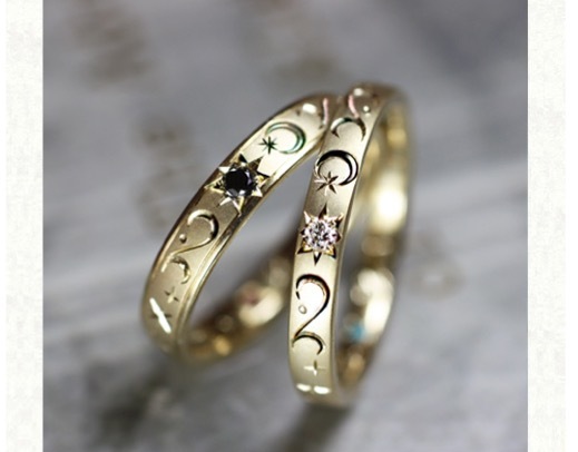 【星と月のダイヤ】をデザインしたゴールドの結婚指輪オーダー作品 ＞