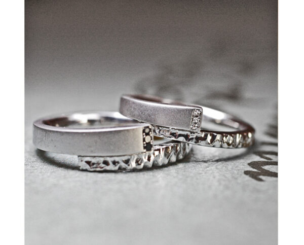 個性的なスネークデザインのプラチナ結婚指輪コレクション ＞