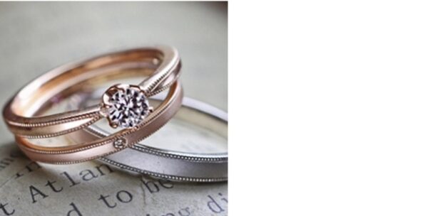 アンピンクゴールドの婚約指輪と結婚指輪を重ねて着けるセットリング＞
