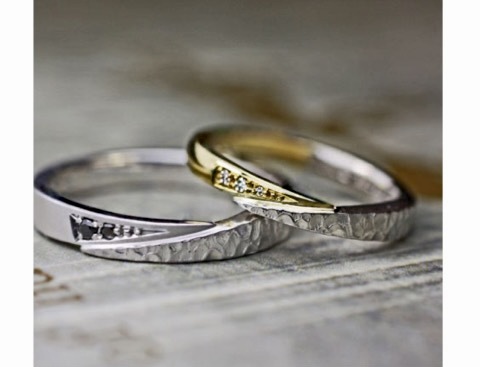スネークデザインを個性的【2色コンビ】にした結婚指輪オーダー作品 ＞