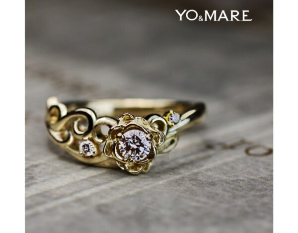 バラの婚約指輪をゴールドリングにデザインしたオーダーメイド作品 ＞