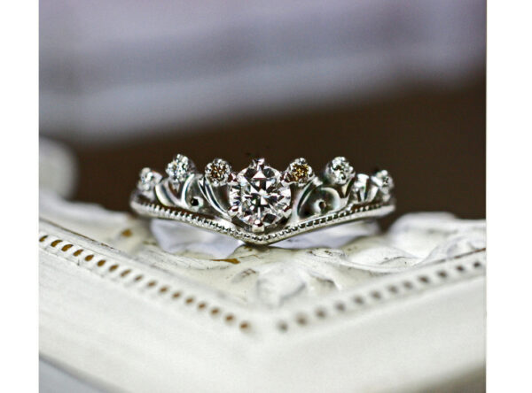 【花かんむりティアラの婚約指輪】ミルグレインのアームにブラウンのダイヤが輝く作品＞