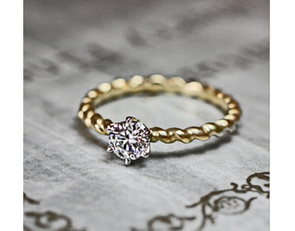 ゴールドのシュシュをモチーフにしたアンティークな婚約指輪コレクション＞