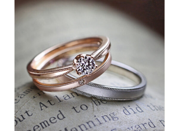 ピンクゴールドの婚約指輪と結婚指輪を重ねて着けるセットリング