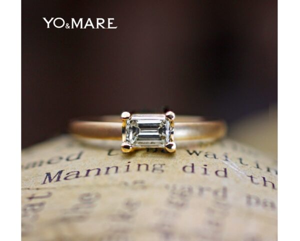 【四角いエメラルドカット】のダイヤをセットしたマットゴールドの婚約指輪＞　