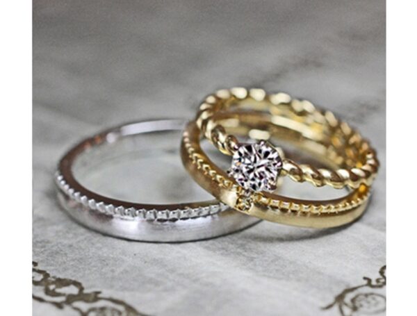 アンティークゴールド色の結婚指輪と婚約指輪のセットリング ＞