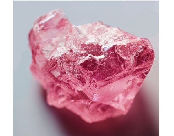 オーストラリア・アーガイル鉱山で採掘された８.21カラットのピンクダイヤモンドの原石