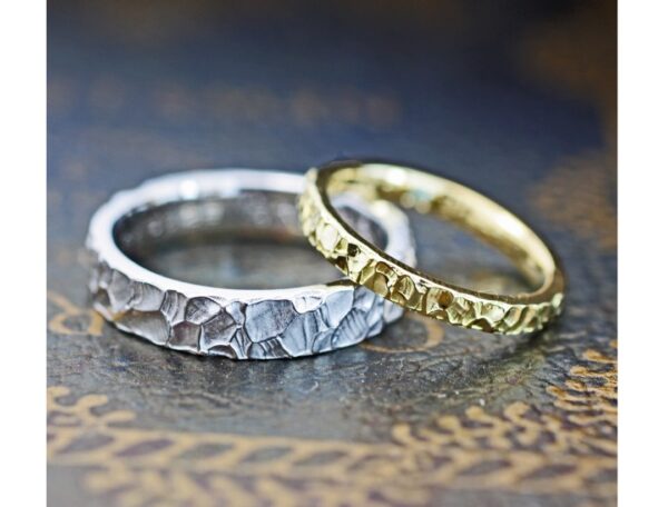 結婚指輪の表面をクロコ調のツチメテクスチャーにしたオーダー作品 ＞
