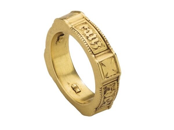 ポシーリングという結婚指輪が出始めた ころは、デザインも大胆で、リングのの 外側に言葉が刻まれていました。