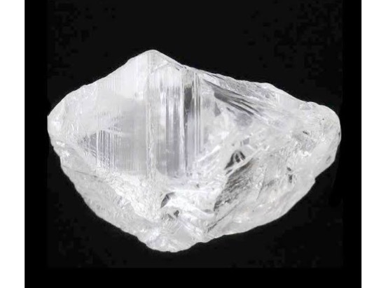 【 タイプ Ⅱa 】ダイヤモンドの原石は、炭素原子内に不純物を含まない、純粋な無色透明鉱物です。  