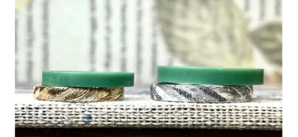 原型模型と店頭サンプル品の画像 右 : ゴールド 幅 2.8 mm  左 : プラチナ 幅 3.1 mm