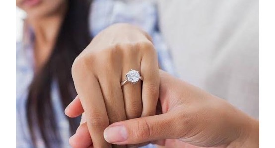 ダイヤの婚約指輪は日本の経済状態を映す鏡！その2つの理由 ＞