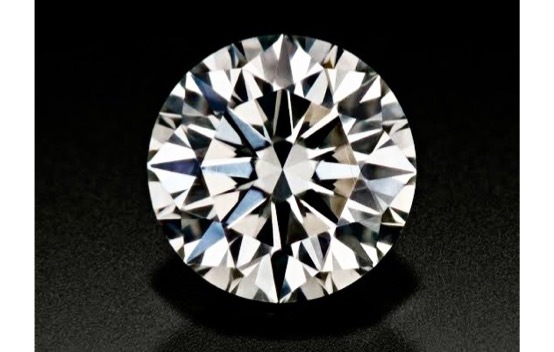 究極の輝きを放つダイヤモンド タイプ2で婚約指輪をオーダーする ＞