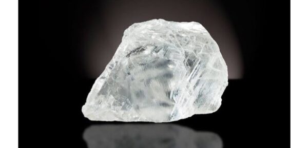 輝くダイヤは原石の品質で決まる！その3つの理由を徹底解説【婚約指輪】＞