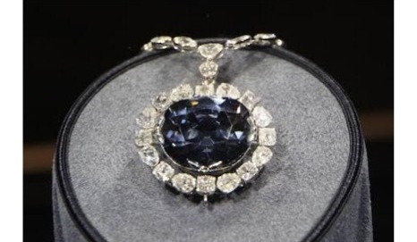 1911年に、カルテｨエからアメリカの実業家マクリーンに売却、その後スミソニア博物館所有のホープダイヤモンド 45.5カラット