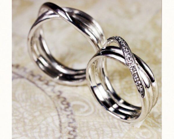 リボンのようにくるくるとこんな感じで 結婚指輪をオーダーデザインしたオーダー作品