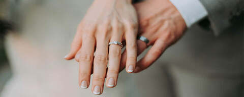 左の薬指に結婚指輪をする国
