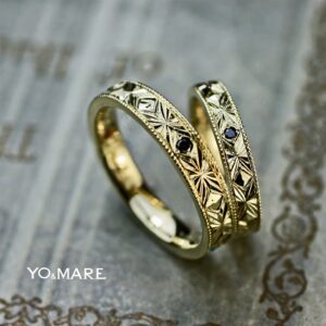 プラックダイヤと幾何学模様を手彫りで入れた結婚指輪ゴールド作品