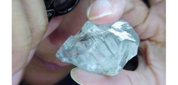 ロシア・ミール鉱山から採掘された、ブルーダイヤの原石