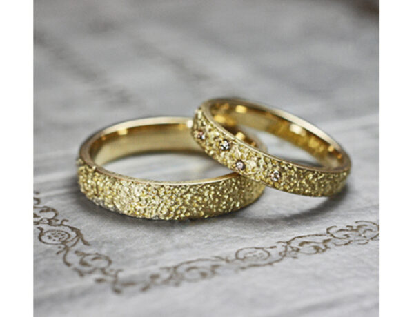 キラキラ光るレモンシュガーの表面をデザインしたゴールドの結婚指輪 ＞