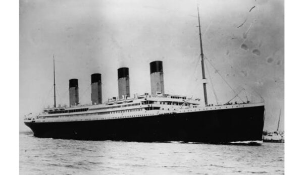多くの富裕層が乗船し、大英帝国からアメリカ合衆国へ航行中に、大西洋上で沈没したタイタニック号