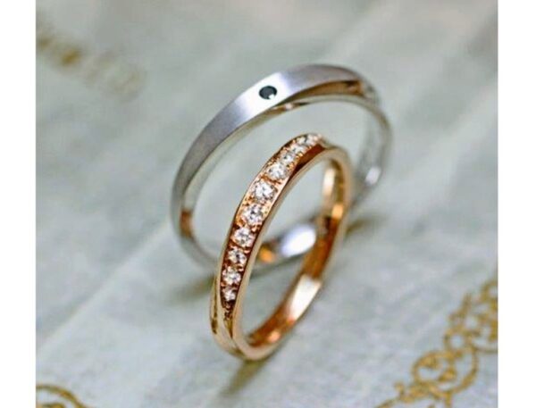 オリーブの葉をモチーフにしたピンク＆グレーゴールドの結婚指輪 