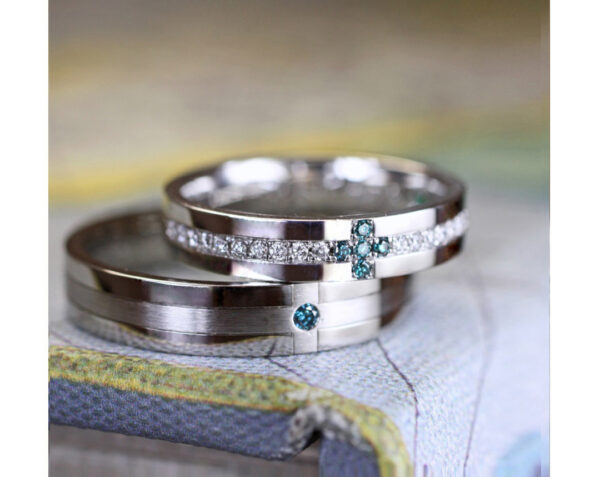 【ブルーダイヤモンド】でつくったクロスモチーフのオーダー結婚指輪