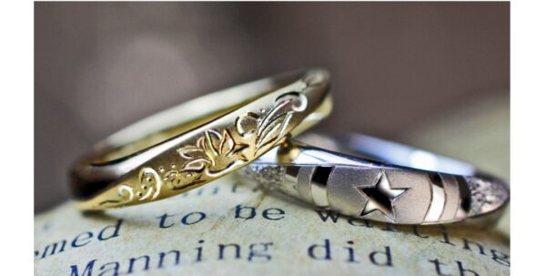 ダリアとキャプテンAを手彫り模様で入れた結婚指輪オーダーメイド作品 ＞