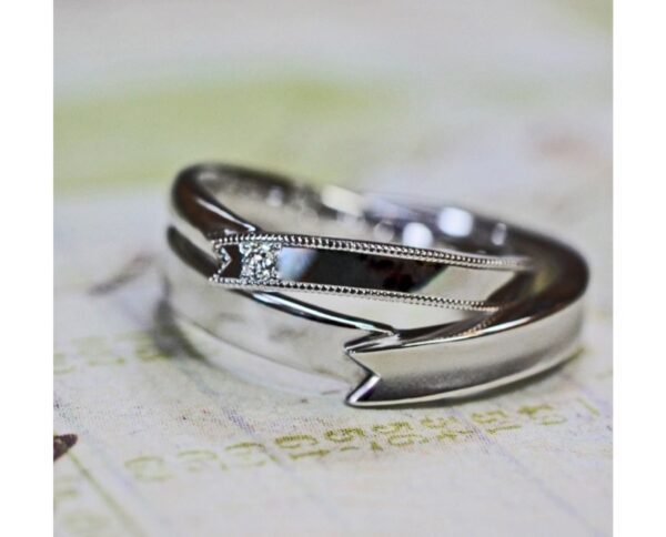結婚指輪を【プレゼントリボン】の様にオーダーデザインした作品 ＞