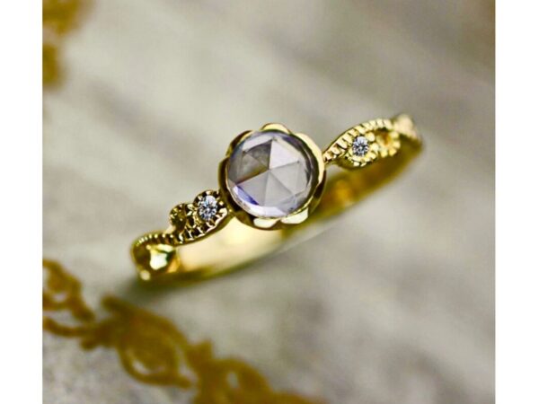 ローズカットのダイヤをアンティークな婚約指輪にオーダーメイド ＞
