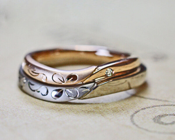 【押し花の模様】をアンティークにデザインした結婚指輪オーダー作品 ＞