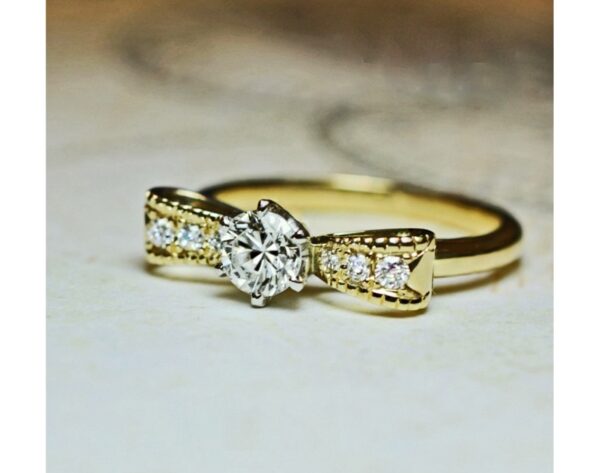 華やかな【ゴールドのリボン】をデザインした 婚約指輪オーダー作品 ＞