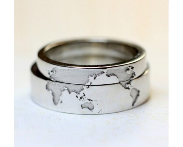 大陸だけを彫り柄にした世界地図の結婚指輪オーダー作品  詳細記事へ＞