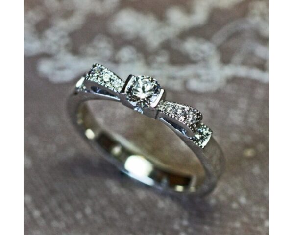 トゥーシューズのプチリボンをモチーフにデザインされたプラチナ婚約指輪コレクション 