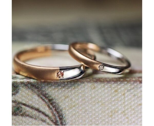 艶消しマット・テクスチャーのブラウンゴールドとプラチナを繋いだ結婚指輪コレクション ＞