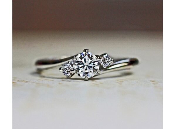 ■ センターダイヤモンドが太陽（ソレイユ）のように輝婚約指輪・エンゲージコレクション
