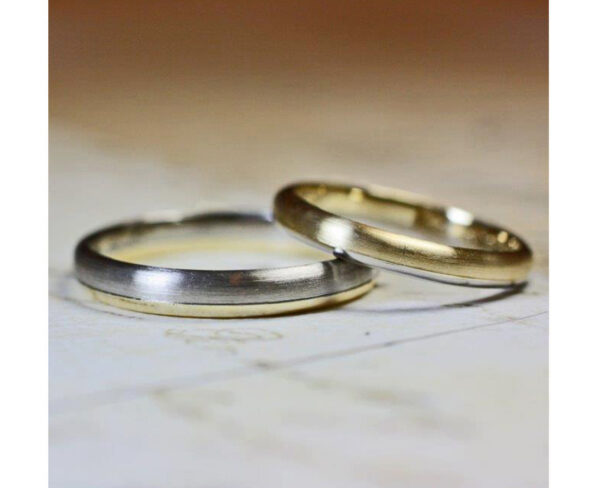2種類のカラーゴールドを丸いフォルムにデザインしたコンビカラーの結婚指輪コレクション ＞  