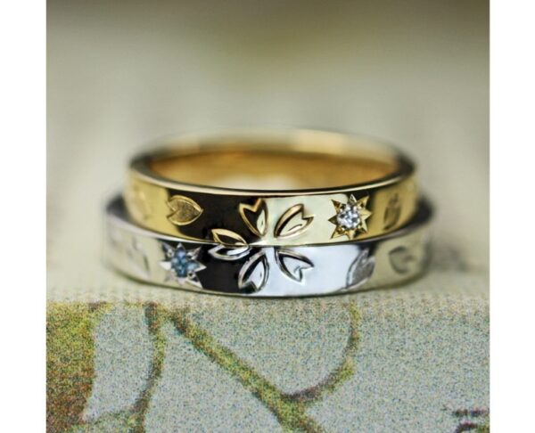 ゴールドとホワイトを重ねて2色のサクラをふたりで作った結婚指輪・オーダー作品 ＞