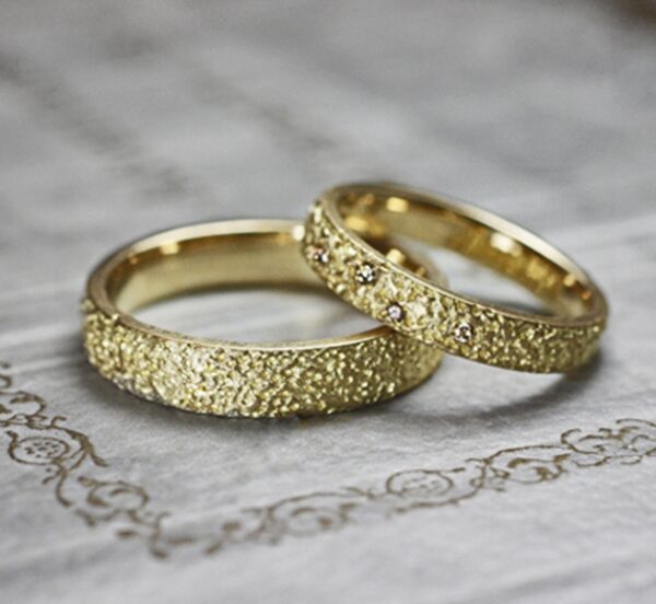 キラキラ光るレモンシュガーのようなデザインの結婚指輪ゴールドコレクション ＞